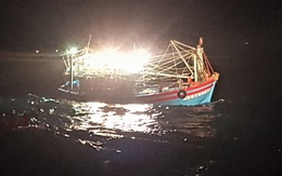 Cứu 7 ngư dân bị trôi dạt trên biển khi có gió mùa cấp 6