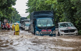 Mưa lớn kéo dài, nhiều tuyến đường Hà Nội ngập sâu