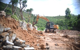 Tháo dỡ công trình trái phép ở khu đất rừng bị san ủi