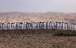 Hàng trăm người khỏa thân ở núi đá khô cằn để bảo vệ môi trường