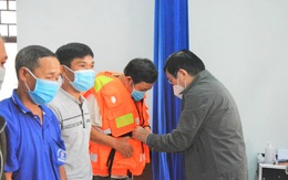 Tặng 1.000 bộ áo phao cứu sinh đa năng cùng ngư dân Quảng Nam bám biển