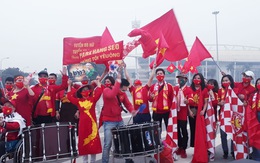 Người hâm mộ đổ về sân Mỹ Đình cổ vũ đội tuyển Việt Nam đấu Saudi Arabia