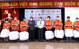 Nguyên Chủ tịch nước Trương Tấn Sang tặng áo phao cho ngư dân Đà Nẵng