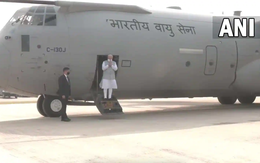 Máy bay chở thủ tướng Ấn Độ đáp xuống đường cao tốc