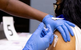 Mỹ phê duyệt khẩn cấp mũi vắc xin tăng cường cho người từ 18 tuổi