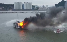 Hai tàu du lịch bốc cháy dữ dội trên vịnh Hạ Long