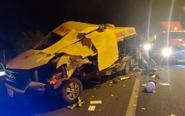 Xe khách 16 chỗ nát bươm trên cao tốc, 1 người chết, 4 người bị thương
