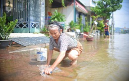 Nước rút, bùn đất ngổn ngang, người dân vùng rốn lũ Bình Định tất bật dọn nhà