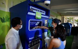 Máy đổi giấy phế liệu lấy tiền tại các điểm công cộng ở Singapore