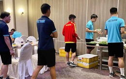 Kiều bào tiếp tế món ngon cho đội tuyển Việt Nam