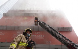 Trung tâm Thương mại thế giới tại Hong Kong bốc cháy, hơn 150 người mắc kẹt