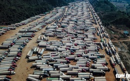 Gần 5.000 xe container nằm la liệt ở cửa khẩu, tài xế 'khóc ròng' vì nông sản kẹt cứng