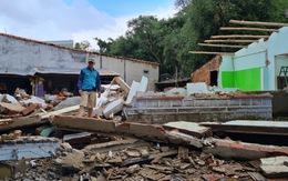 Người dân Bình Định xót xa nhìn nhà đổ sập vì ngập lụt