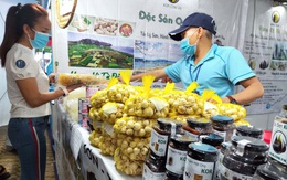 Sắm Tết sớm... chạy dịch