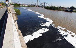 Nước thải hôi thối chưa qua xử lý xả thẳng ra sông Lạch Tray