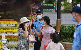 Người dân vẫn lơ là gỡ khẩu trang khi đi đường hoa Nguyễn Huệ