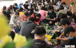 Sinh viên gói 1.000 bánh chưng tặng sinh viên khó khăn về quê ăn Tết