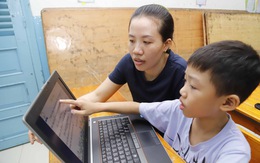 Trẻ tiểu học học trực tuyến, cha mẹ 'chạy theo' hoa cả mắt