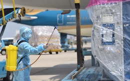 Lô vắc xin ngừa COVID-19 đầu tiên về Việt Nam đã đáp xuống sân bay