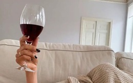 Uống rượu vang có thể ngừa COVID-19?