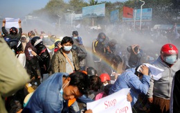 Cảnh sát Myanmar dùng vòi rồng giải tán người biểu tình phản đối đảo chính