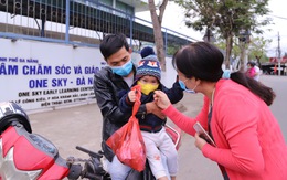 28 tết, 'trường quốc tế' tự nguyện mở cửa giữ trẻ cho công nhân