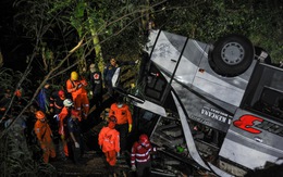 Xe buýt chở trẻ em lao xuống vực sâu ở Indonesia: 27 người chết, 39 sống sót