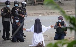 Nữ tu Myanmar quỳ xin cảnh sát hãy tha mạng cho người biểu tình, 2 cảnh sát quỳ theo
