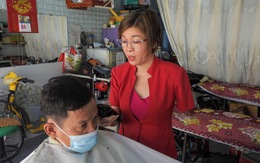 Vượt nghịch cảnh mất tay, cô thợ cắt tóc Việt Nam lên báo Tây