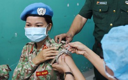 Chiến sĩ mũ nồi xanh được tiêm vắc xin COVID-19