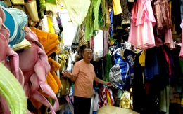 Kho trang phục, đạo cụ hơn 30 năm của bà Kim Thơ