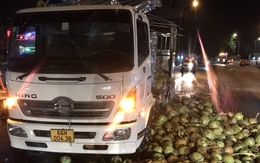 Xe khách va chạm với xe tải chở dừa, nhiều người bị thương trên quốc lộ 1