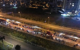 Hàng trăm 'quái xế' chặn cao tốc làm đường đua bạt mạng, người dân khiếp sợ