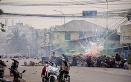 Người biểu tình Myanmar phản đối quân đội bằng... còi xe máy