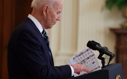 Truyền thông Mỹ đăng ảnh ông Biden cầm giấy ghi chú trong họp báo
