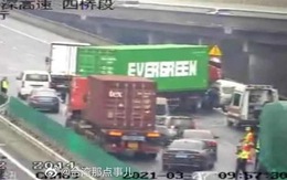 Dân mạng Trung Quốc sốt vì xe container Evergreen mắc kẹt trên cao tốc