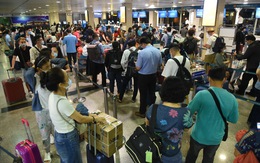 Sân bay ùn ứ, nhiều khách suýt lỡ chuyến bay vì thiếu khai báo y tế