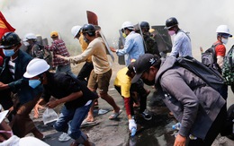 Cảnh sát Myanmar vây bắt người biểu tình trong đêm