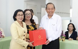 Phó thủ tướng Trương Hòa Bình tặng quà cho trẻ khuyết tật Quảng Ngãi