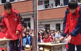 Trường học ở Trung Quốc bắt học sinh đập điện thoại để tập trung thi cử