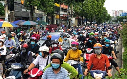 Mưa nhẹ sáng, xe ùn ứ nhích từng chút một trên khắp các đường Sài Gòn