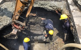 Xuất hiện hố sâu 2m trên đường Huỳnh Tấn Phát, TP.HCM