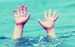 Trượt chân xuống ao nước trước nhà, 2 chị em sinh đôi tử vong