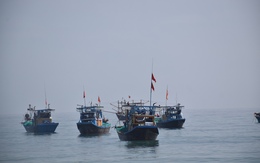 Sau 1 tháng mất tích, xác định tàu câu mực và 9 ngư dân bị bắt giữ ở Thái Lan