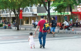 'Ba đừng ôm con chặt quá!'