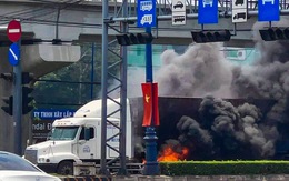 Xe container bốc cháy ngùn ngụt khi dừng đèn đỏ trên xa lộ Hà Nội