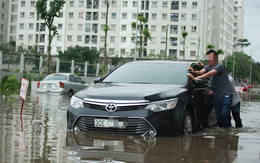 Hà Nội: Mưa lớn, nhiều ôtô dầm trong nước ngập
