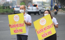 "Nhún nhảy" mời người khó khăn bánh mì miễn phí