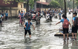 Trường ngập lênh láng vì nước thải từ làng giấy, 1.400 học sinh phải nghỉ học