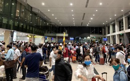 Khách dồn vào buổi sáng, sân bay Tân Sơn Nhất lại ùn tắc